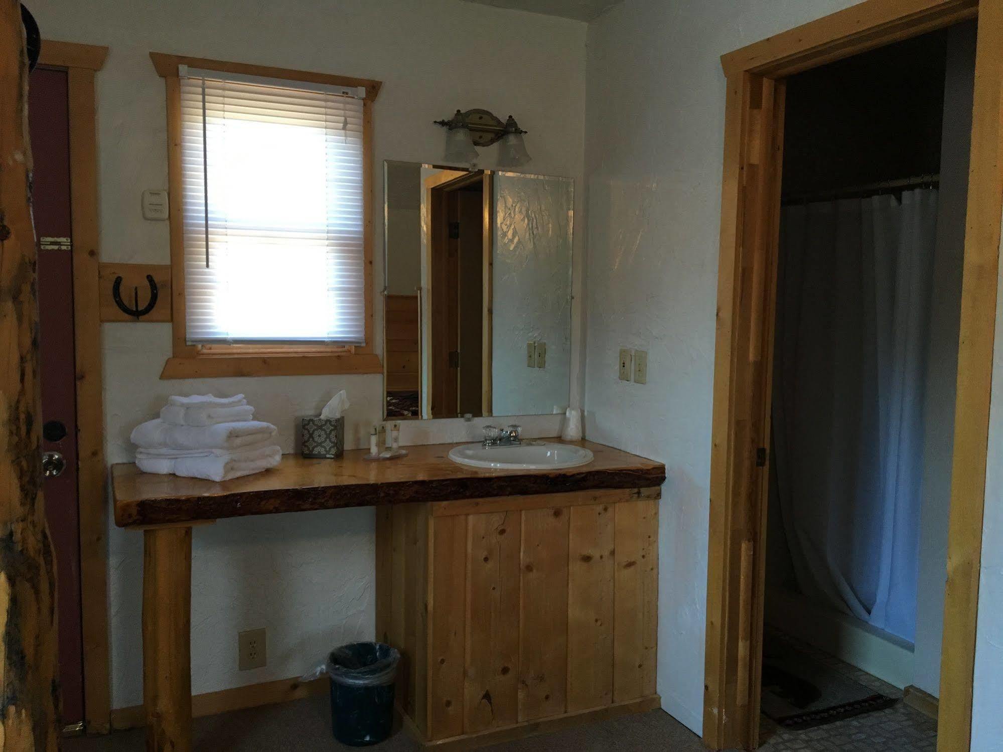 دوبويس Chinook Winds Motel المظهر الخارجي الصورة